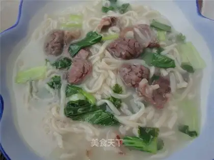 Green vegetables and beef noodles