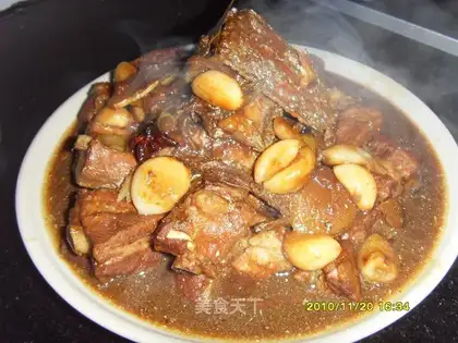 Home-style pork ribs stewed with knife fish