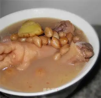 Stewed chicken feet with peanuts