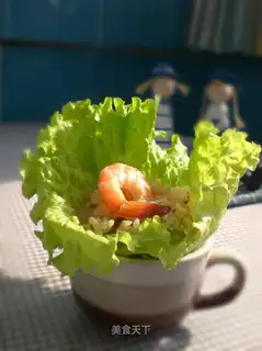 Rice with fresh shrimp and lettuce