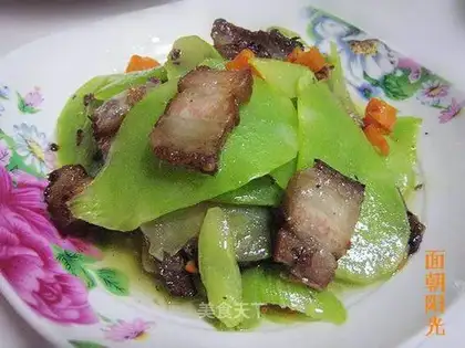 Cooked pork with lettuce
