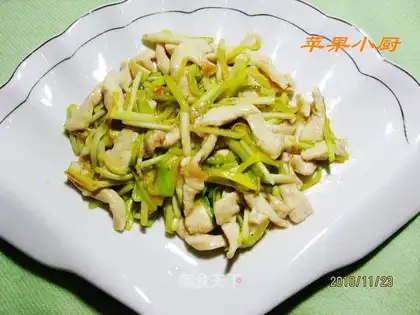 Shredded chicken with leek