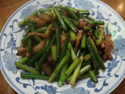 stir-fried shredded pork with garlic sprouts