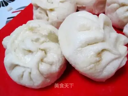 Steamed buns filled with pork and cabbage