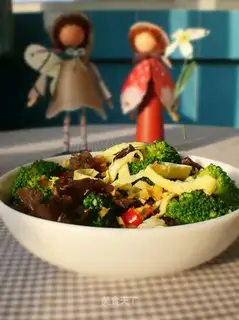 Mustard broccoli mixed with egg skin