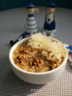 Rock sugar, white fungus and walnut porridge rice
