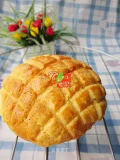 Crispy pineapple bun