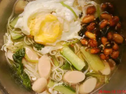 One-sided fried egg and vinegar ramen