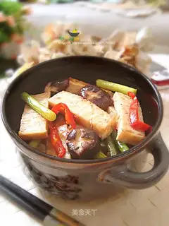 stir-fried meat pie with garlic and fresh mushrooms