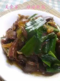 Fried garlic with smoked belly meat