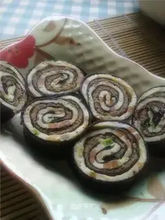 Egg skin pork and seaweed roll