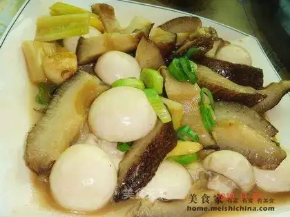Braised sea cucumber with green onion and stewed mushroom