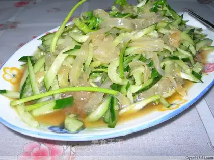 Cucumber mixed with shredded jellyfish