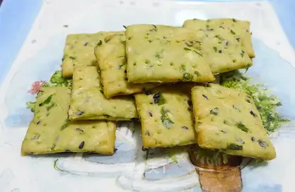 Onion sesame soda cookies