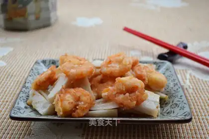 Liang's hand is peeling shrimp