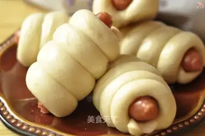 Milky hot dog rolls