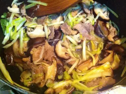 Yellow mushroom fried meat