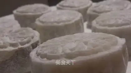 Rose bean saloon mooncake
