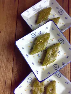 Green tea and cinnamon cake