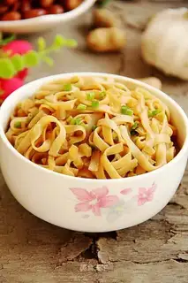 Hot dry noodles