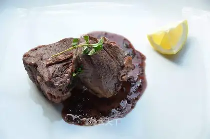SHEEP T-BONES AND LEMONS