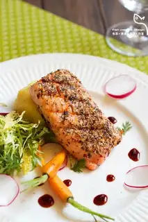Fried salmon with mashed potatoes