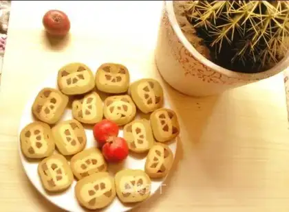 Pandas sell cookies