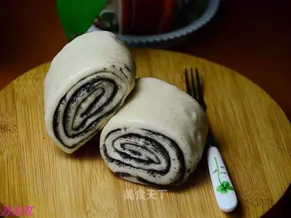 Black sesame sauce cinnamon rolls