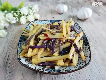 Spicy pickles with potatoes