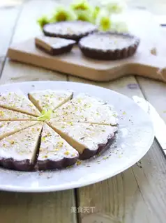 Red tea and white chocolate mousse pie