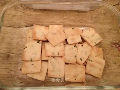 Onion sesame soda cookies