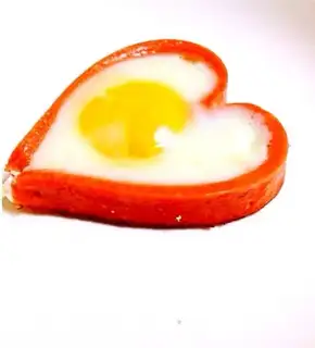 Heart-shaped ham fried eggs