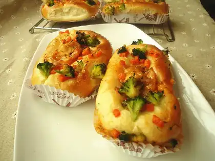 Shrimp vegetable salad bread