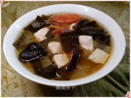 Seaweed tofu soup