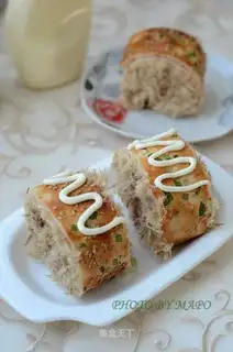 Sausage salad bread