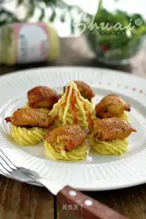 Curry chicken wings with mashed potatoes