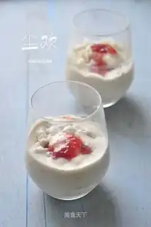 Strawberry sauce ice cream