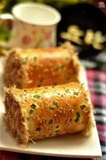 A salad sauce pine roll