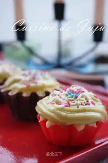 Tea and white cupcakes