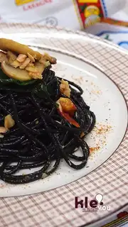 Noodles for tuna ink