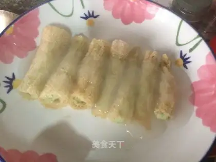 Pyramid and green fish rolls