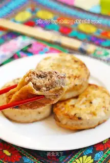 Beef onion pie hot noodles