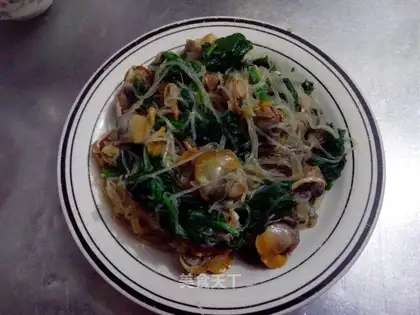 A fan of fur clams and spinach