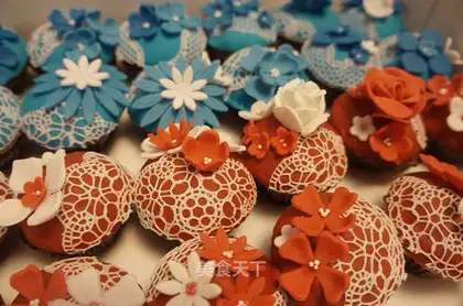 Rolling sugar cupcakes