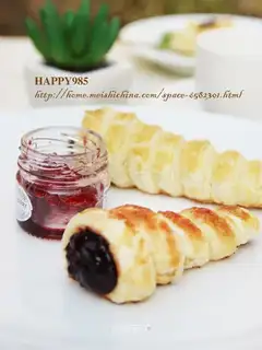 Jelly croissants