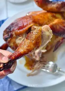 The fragrance roasted the whole chicken