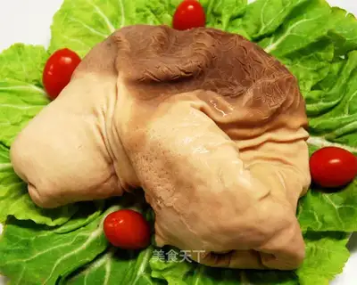 The selection and cleaning of pigs' belly