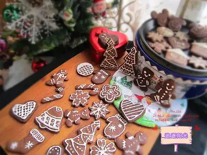 Christmas frosting chocolate cookies
