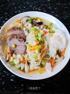 Five-colour beef noodles