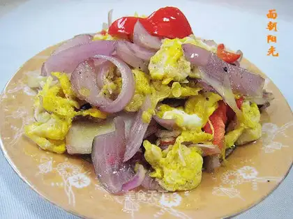 Scrambled eggs with onions